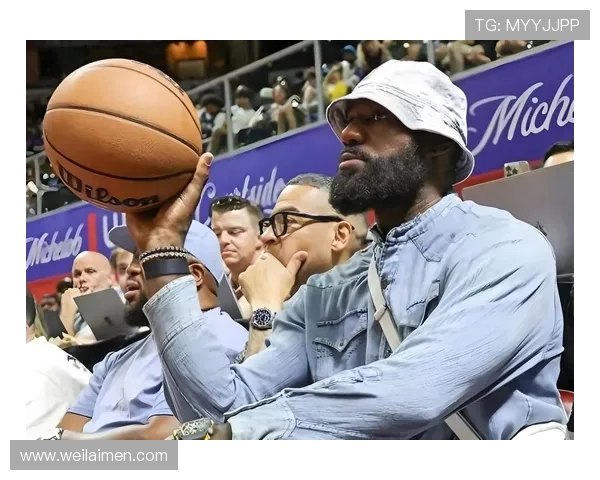 热火与湖人激战正酣球迷热议精彩瞬间与战术对决 热火与湖人激战正酣球迷热议精彩瞬间与战术对决